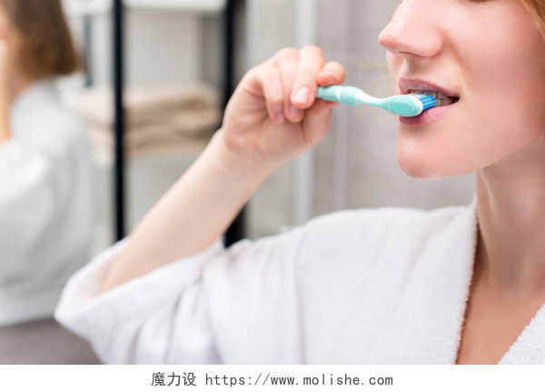 年轻女人在刷牙牙刷 